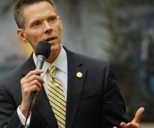 Ross Spano pide a DeSantis que cambie fecha límite de impuestos comerciales de Florida