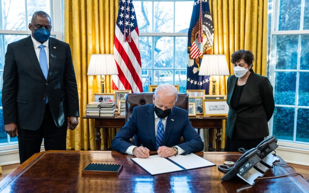 Biden ofrece plan de ayuda económica a jóvenes sin hijos